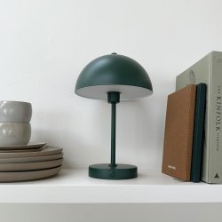 Stockholm V2 Bordlampe - Genopladelig - 3-Trin - Mrkegrn - Dyberg Larsen