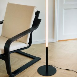 Vagner LED Gulvlampe - Sort - Dmpbar - Dyberg Larsen