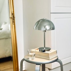 Stockholm V2 Bordlampe - Genopladelig - 3-Trin - Krom - Dyberg Larsen