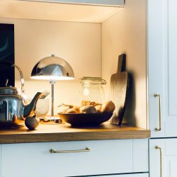 Stockholm V2 Bordlampe - Genopladelig - 3-Trin - Krom - Dyberg Larsen