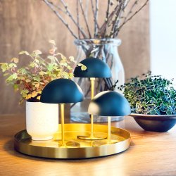 Along Mini Genopladelig Bordlampe - 3-Trin - 3 stk. I ske med bakke - Sort/Messing - Dyberg Larsen