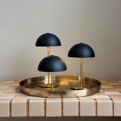 Along Mini Genopladelig Bordlampe - 3-Trin - 3 stk. I ske med bakke - Sort/Messing - Dyberg Larsen