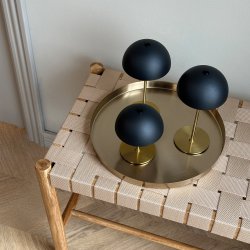 Along Mini Genopladelig Bordlampe - 3-Trin - 3 stk. I ske med bakke - Sort/Messing - Dyberg Larsen