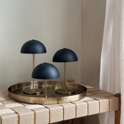 Along Mini Genopladelig Bordlampe - 3-Trin - 3 stk. I ske med bakke - Sort/Messing - Dyberg Larsen