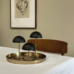 Along Mini Genopladelig Bordlampe - 3-Trin - 3 stk. I ske med bakke - Sort/Messing - Dyberg Larsen