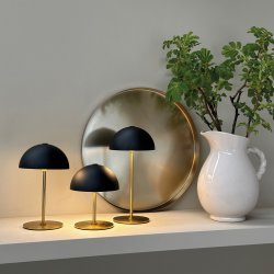 Along Mini Genopladelig Bordlampe - 3-Trin - 3 stk. I ske med bakke - Sort/Messing - Dyberg Larsen