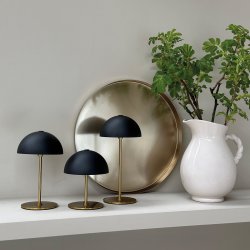 Along Mini Genopladelig Bordlampe - 3-Trin - 3 stk. I ske med bakke - Sort/Messing - Dyberg Larsen