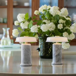 Trip No. 2 - Genopladelig Bordlampe - Carrara/Opal - Design By Us