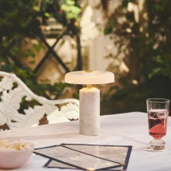 Trip - Genopladelig Bordlampe - Carrara/Opal - Design By Us