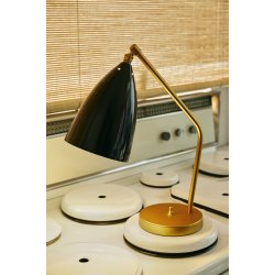 Gr�shoppa Bordlampe - Messing Blank Sort - GUBI